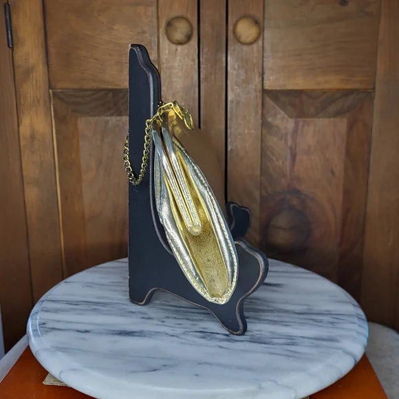 Elegant Gold Women's Clutch - Picture 7 of 15